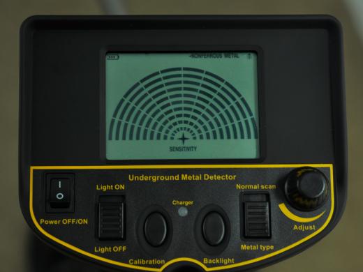 METAL DETECTOR CON SCHERMO LCD E REGOLAZIONE SENSIBILITA