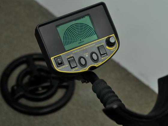 METAL DETECTOR CON SCHERMO LCD E REGOLAZIONE SENSIBILITA